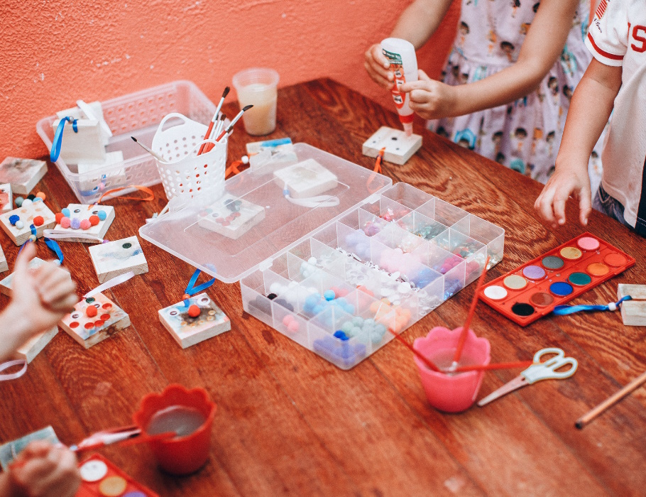 Bastelzubehör und Farben auf einem Tisch