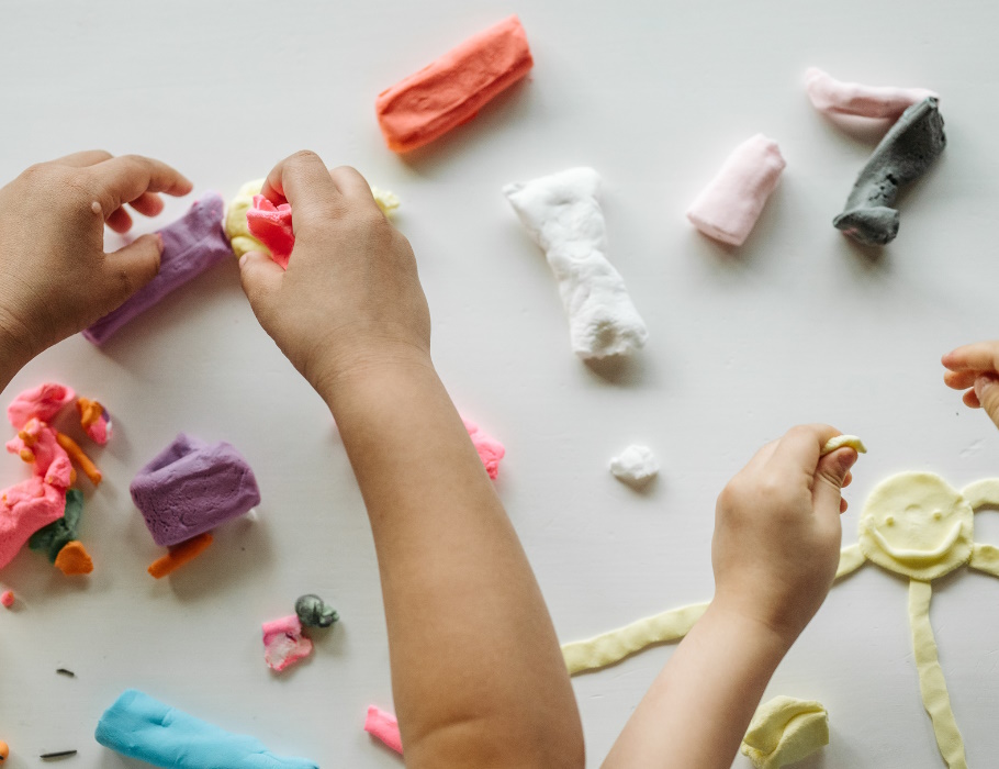 Spielende Kinderhände mit Knete