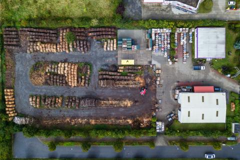 Blick auf Kaminholzhof von oben mit einer Drohne