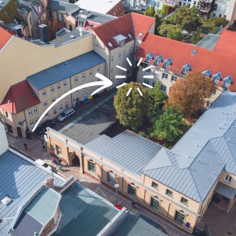 Blick von oben auf Weidenplan mit Pfeil zum Sitz der Kita