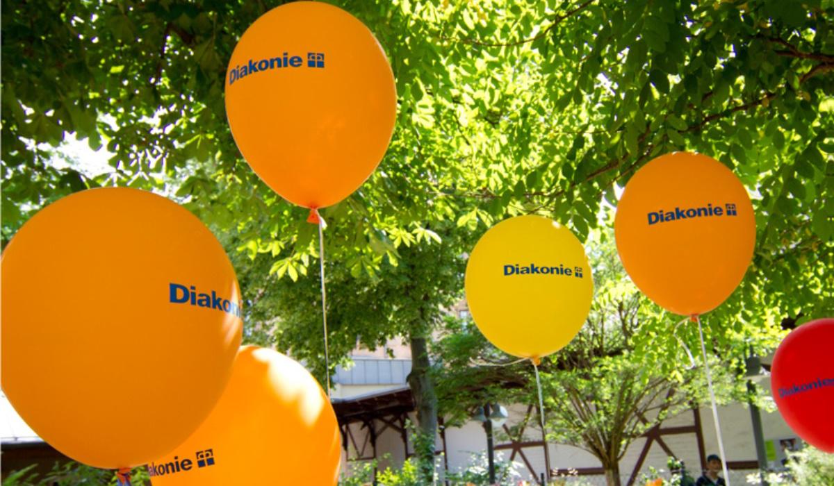 6 Ballons mit dem Schriftzug Diakonie